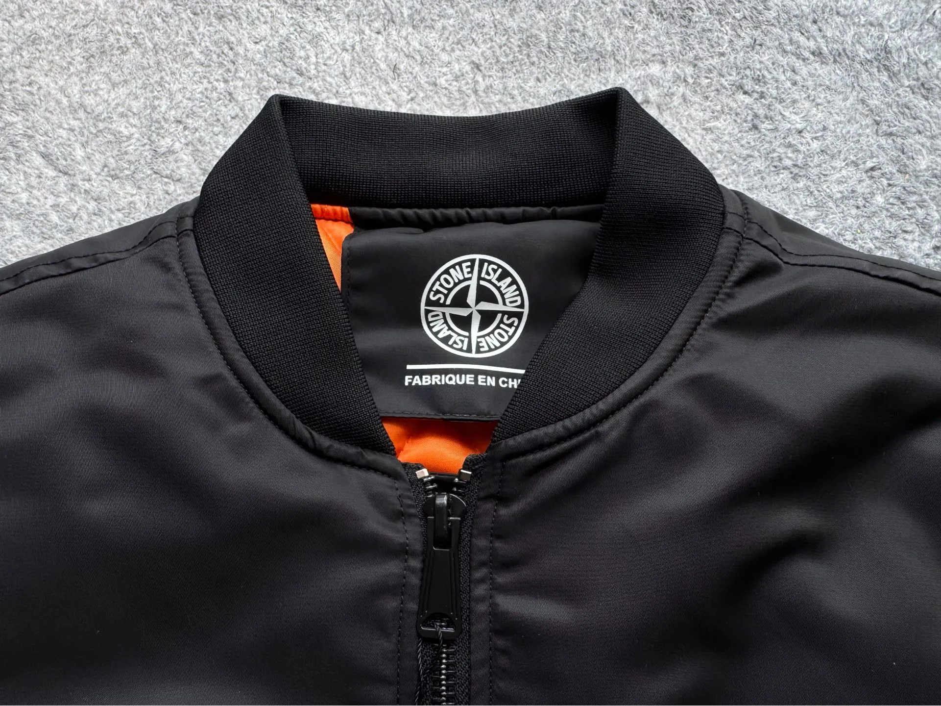 P360 Stone lsland Stone Island Medal Aviator Cotton Jacket The outer fabric is made of MA-1 flight nylon, which is a material specially used in flight and aviation. Flying nylon is a fabric specially used in flight and aviation. It is rarely used in ordinary clothing. The density of flying nylon is very high, so it is windproof and waterproof. When rain falls on the surface of the clothes, it will not penetrate immediately, but will form a small water droplet and slide off. This performance is a requirement for the development of modern jet technology. Because it is assumed that the pilot got caught in the rain before getting on the plane, he entered the cabin covered in rainwater. When flying at high altitude and at high speed, in a cabin without an environmental control system, water droplets will freeze on the pilot's body 2. Knitted baseball collar MA-1 uses a knitted collar. The collar is made of wool and can be snug around the neck and very warm. 3. Metal zippers We have very strict requirements on zippers, including smoothness and size. There was no zipper on the market that met the requirements, so we asked a zipper factory to customize a strong and durable metal zipper.  4. Double-threaded knitted cuffs The cuffs are made of double-threaded knitted fabric, narrow at the front and wide at the back. The narrow part can be tightened around the wrist to prevent wind from entering. The wide part has enough space when wearing multiple pieces under winter Color: Black Dark Army Green Size: M L.